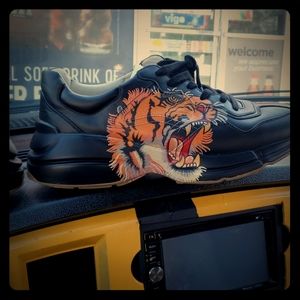 Go to sneakers size 10